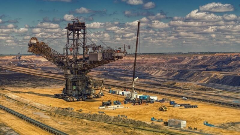 Premiê de Ontário ameaça cortar energia e minerais críticos aos EUA