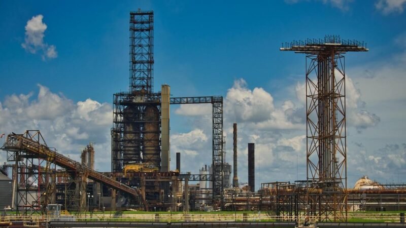 Raízen foca dívida bilionária para separar empresas de combustíveis e energia