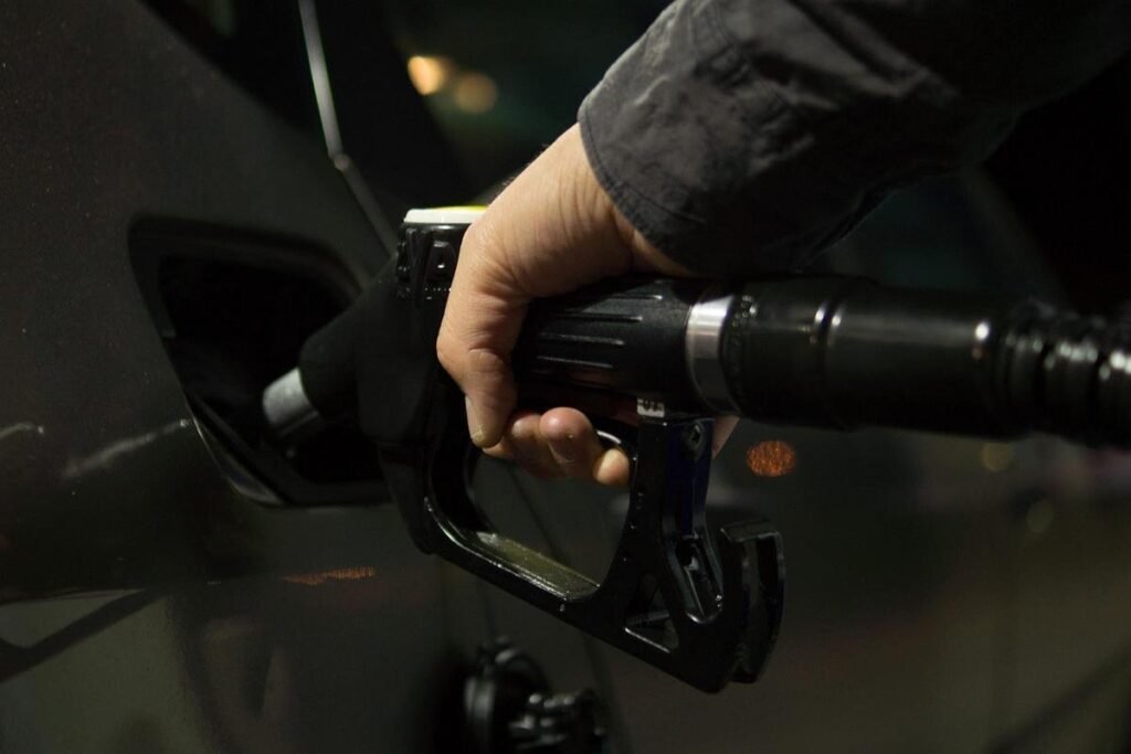 Senators and a representative discuss combating fuel fraud at a seminar in Brasília. | Reproduction: Freepik / Pixabay
