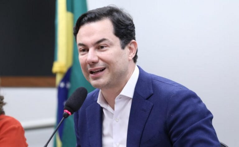 Título reescrito: Governo obriga reciclagem de equipamentos de energia renovável