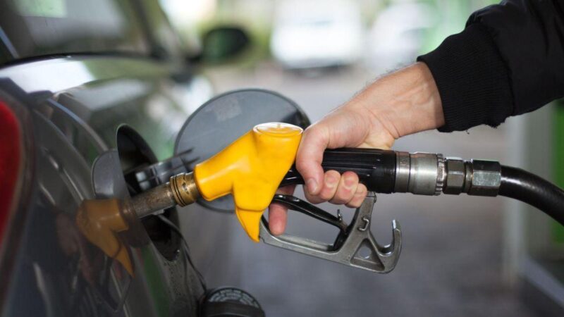 Diesel nos EUA chega a US$ 5,85 por galão, elevando frete e preços de alimentos